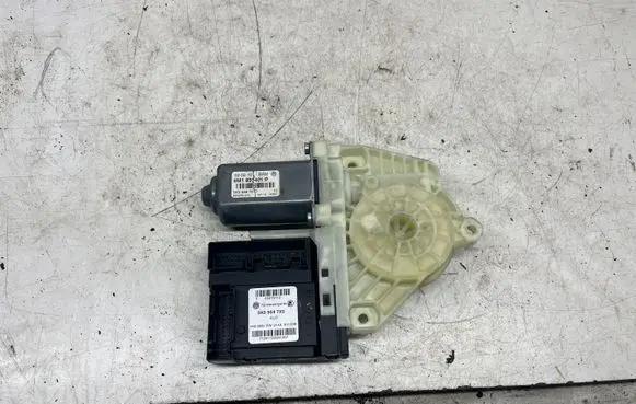 Volkswagen Golf VI Front door window regulator motor 5K0959793