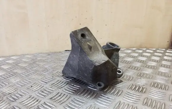 Gearbox mounting bracket