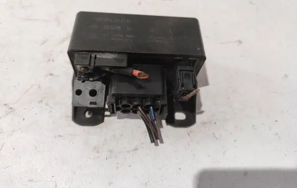 Mercedes-Benz A W168 Glow plug pre-heat relay 02554528
