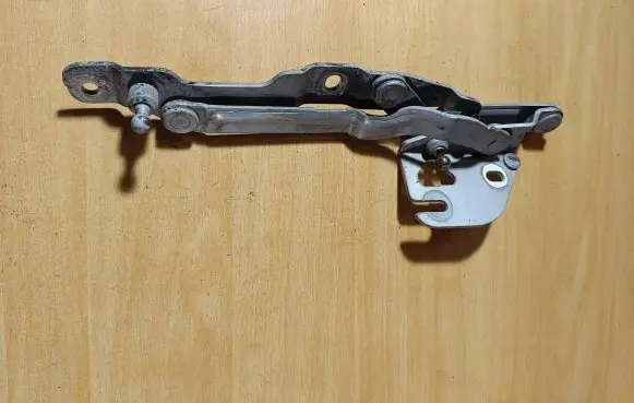 Audi A4 S4 B5 8D Tailgate/trunk/boot hinge 8D5827302