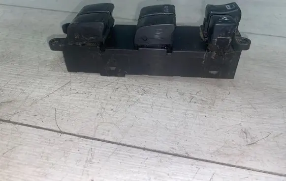 Nissan X-Trail T30 Electric window control switch 4303