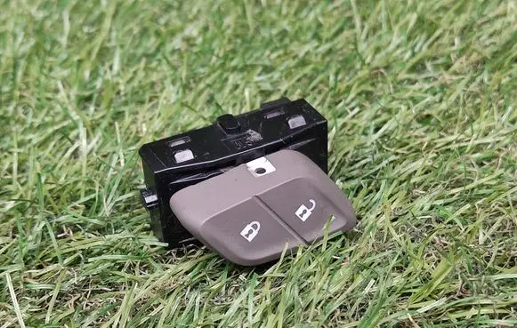 Chevrolet Cruze II Central locking switch button 13423092