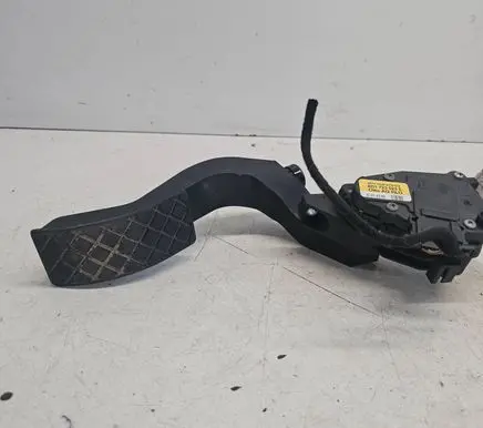 Accelerator throttle pedal
