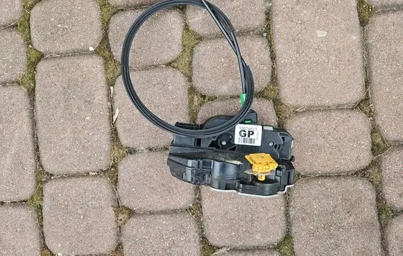 Opel Adam Front door lock 13579523