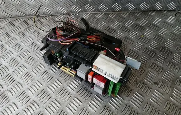 Mercedes-Benz C W204 SAM control unit 2049006401 5DK00922549 2045458932
