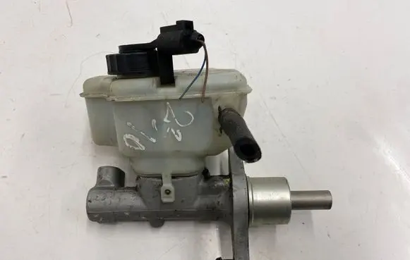 Volkswagen Touran I Master brake cylinder 1K1611301C