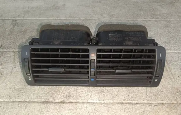 BMW 5 E39 Dash center air vent grill 8391179