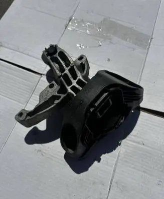 Dacia Sandero II Engine mount bracket 112322188R