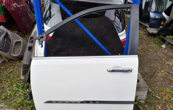 Chrysler Town & Country V Front door