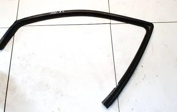 Jeep Grand Cherokee (WK) Rubber seal front coupe door 