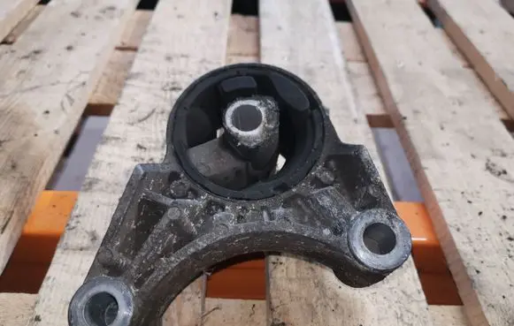 Opel Zafira B Engine mount bracket