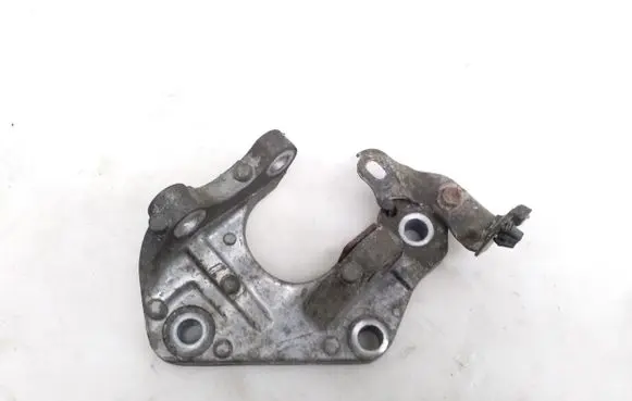 Toyota Camry Engine mounting bracket