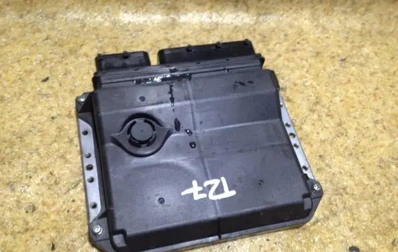Toyota Avensis T270 Engine control unit/module 8966105E01