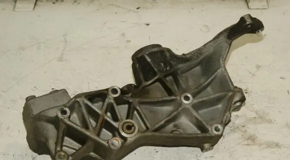 Volkswagen PASSAT B5 Generator/alternator bracket 058145523B