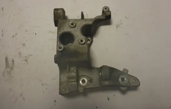 Citroen C4 II Generator/alternator bracket 9673593680