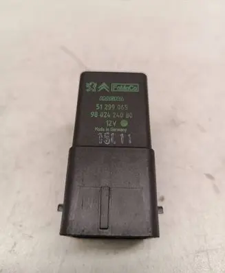 Peugeot 3008 I Glow plug pre-heat relay 9802424080