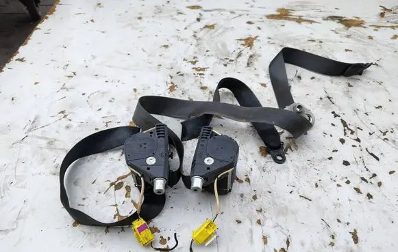 Volkswagen Caddy Front seatbelt 