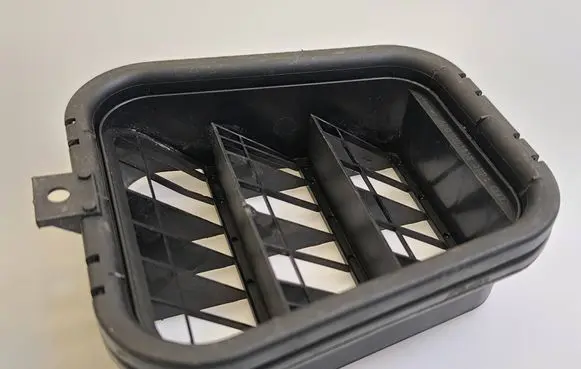 Quarter panel pressure vent