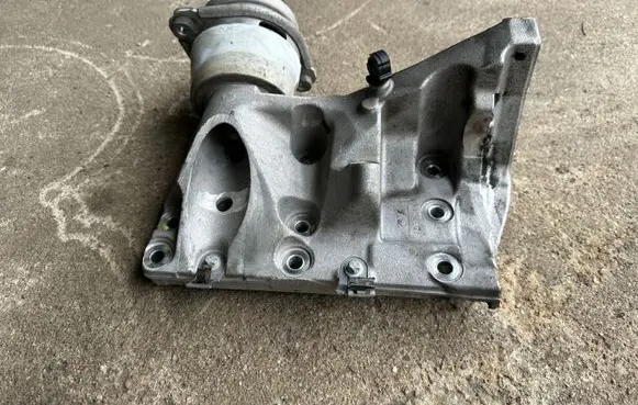 Porsche Cayenne (92A) Engine mounting bracket 9481022151R 948102215 94837504903