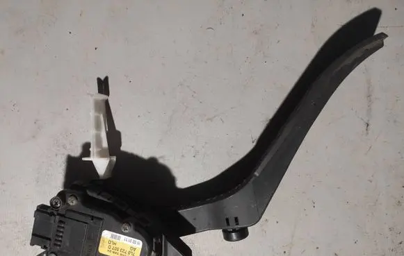 Volkswagen Touareg II Accelerator throttle pedal 7L0723507D