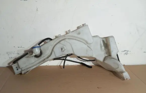 Ford Focus Windshield washer fluid reservoir/tank 6M5TF221050AA