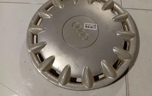 Audi 80 90 S2 B4 R15 wheel hub/cap/trim 