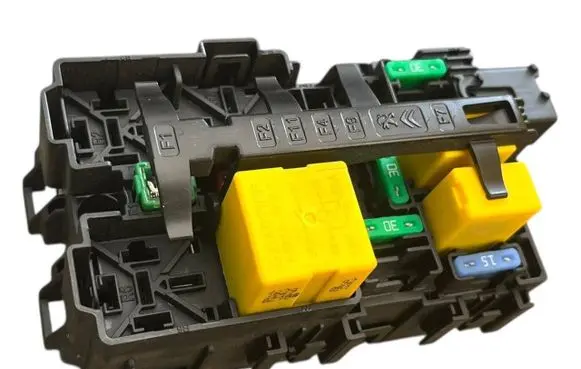 Peugeot 308 Fuse module 9806192580