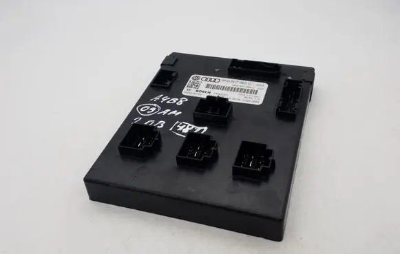 Audi A4 S4 B8 8K Comfort/convenience module 8K0907063C F005V00750