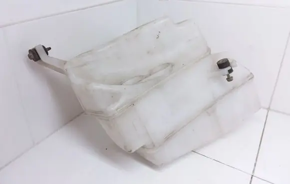 Honda CR-V Windshield washer fluid reservoir/tank