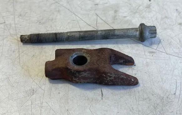 Opel Vivaro Fuel Injector clamp holder