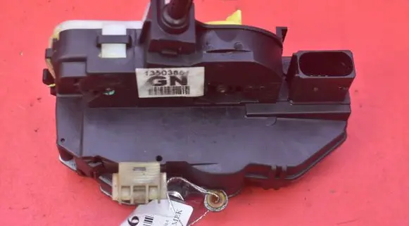 Opel Insignia A Front door lock 13503801GN