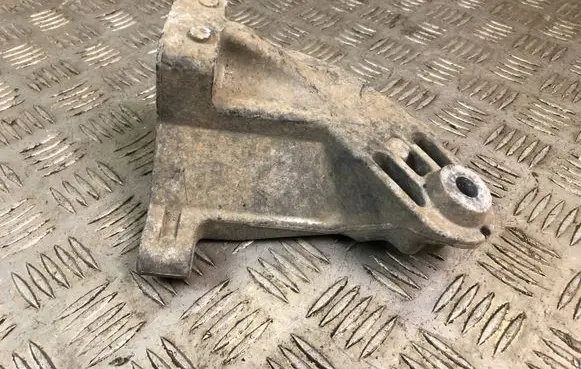 Mercedes-Benz E W212 Engine mounting bracket A6422235404
