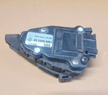 Accelerator throttle pedal