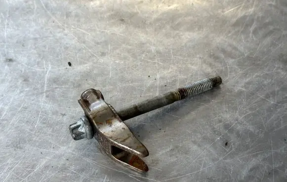 Peugeot 5008 II Fuel Injector clamp holder 9811760780