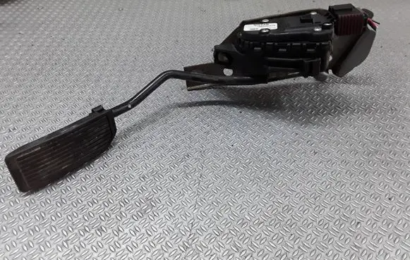Nissan Almera Tino Accelerator throttle pedal 18002BU410