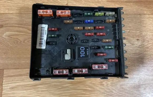 Volkswagen PASSAT B6 Fuse module 3C0937125 63592777