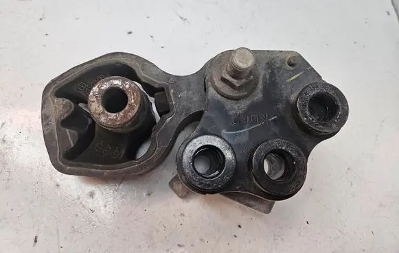 Mazda 6 Engine mount bracket