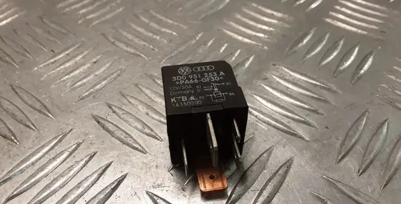 Volkswagen PASSAT B5 Other relay 3D0951253A