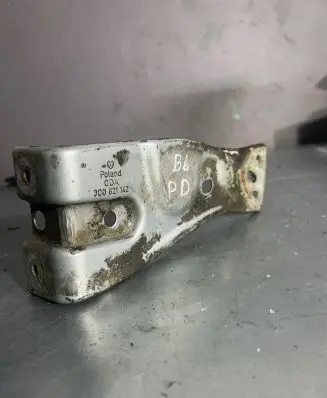 Volkswagen PASSAT B6 Fender mounting bracket 3C0821142