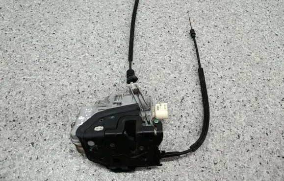 Volkswagen PASSAT B6 Front door lock 3C1837015A
