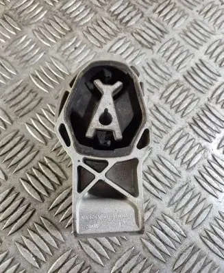 Volvo XC40 Engine mount bracket 32137250