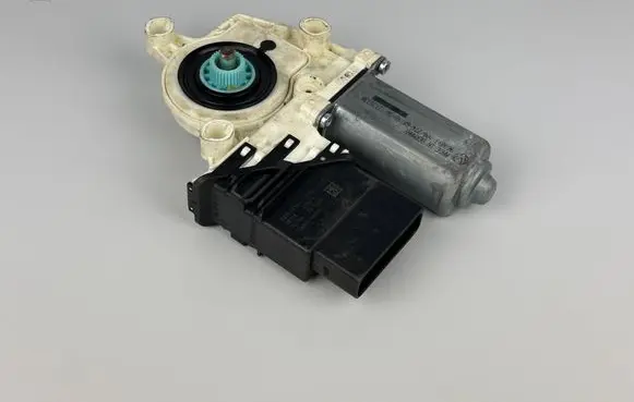 Volkswagen PASSAT B6 Rear door window regulator motor 960093100 12128330 7746019850
