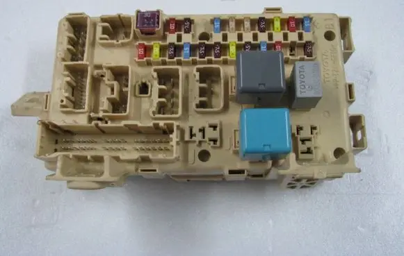 Toyota Corolla Verso AR10 Fuse module 892210F020