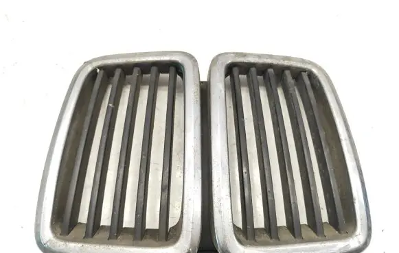 BMW 5 E28 Front bumper upper radiator grill 51131873253 1873253
