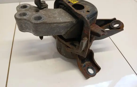 Toyota Avensis T270 Engine mount bracket