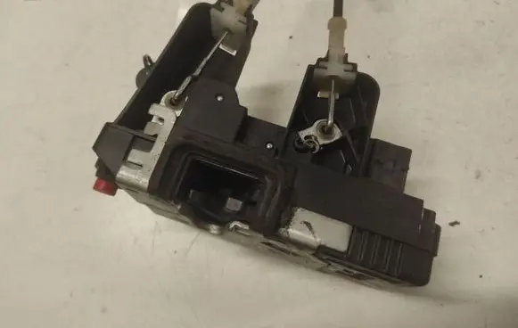 Opel Vectra C Rear door lock 13157759
