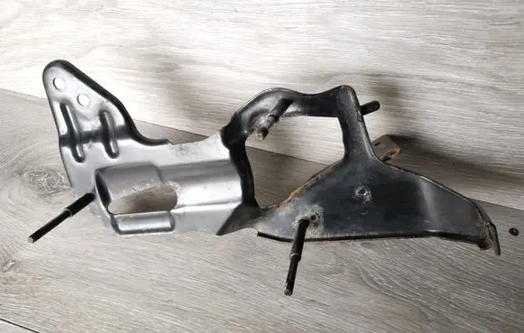 Mercedes-Benz R W251 Pneumatic air compressor holding bracket A2513210040