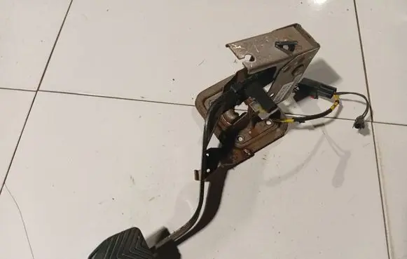 Chrysler Sebring (JS) Brake pedal