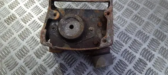 Citroen Xsara Picasso Engine mount bracket 9638136580