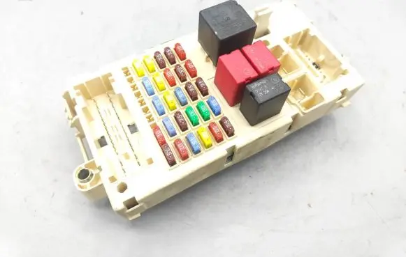 Alfa Romeo 147 Fuse module 60698109 501204220020 NPL93772